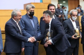 تندیس طلایی کارآفرینان برتر تهران به شرکت صنایع ارتباطی آوا رسید